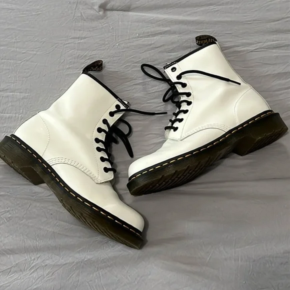 Doc Martens 1460 Smooth Leather White Combat Boots (Like New) - Picture 2 of 10